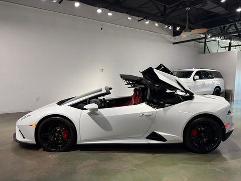 Used 2021 Lamborghini Huracan EVO image 30