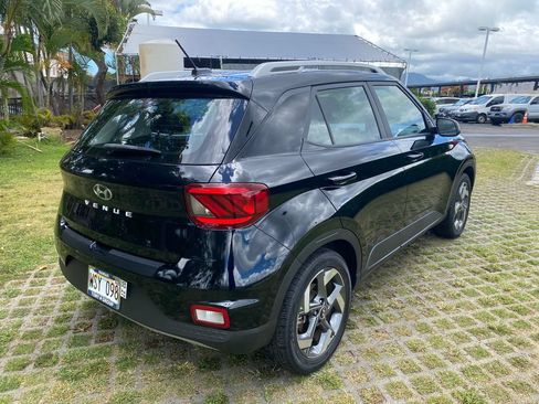 Certified 2023 Hyundai Venue SEL FWD image 7