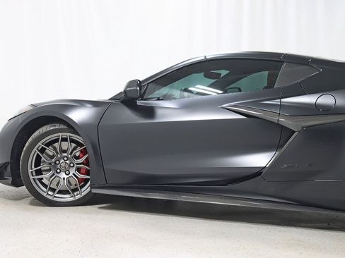 Used 2025 Chevrolet Corvette Z06 RWD image 12