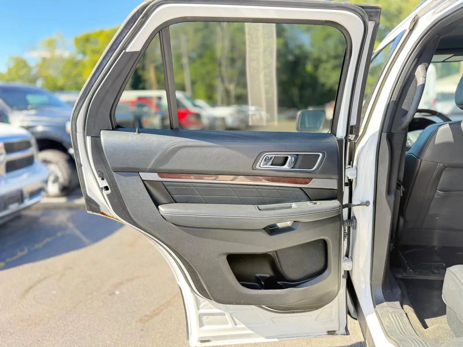 Used 2017 Ford Explorer Platinum AWD/4WD image 26
