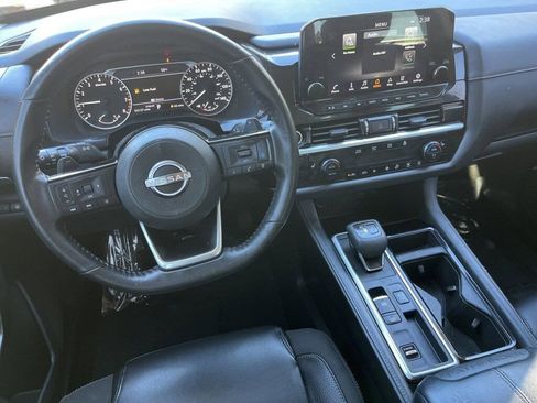 Used 2022 Nissan Pathfinder SL image 2