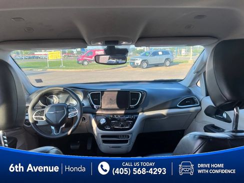 Used 2023 Chrysler Pacifica Touring-L FWD image 27