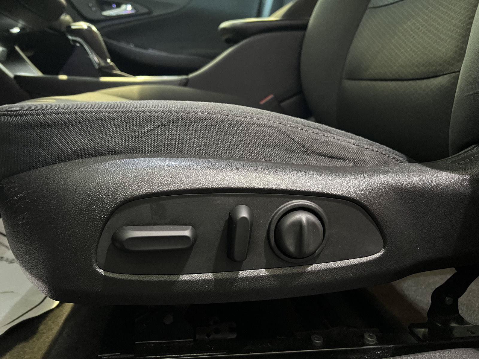 Used 2017 Chevrolet Malibu LT FWD image 19