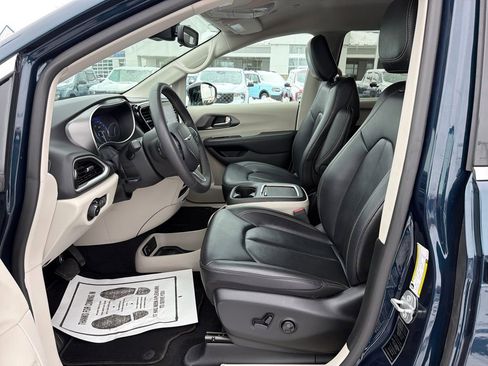 Used 2024 Chrysler Pacifica Touring-L image 9