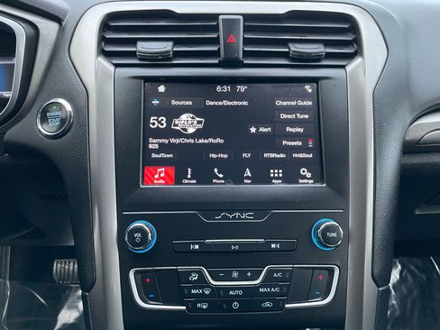 Used 2019 Ford Fusion SE image 22