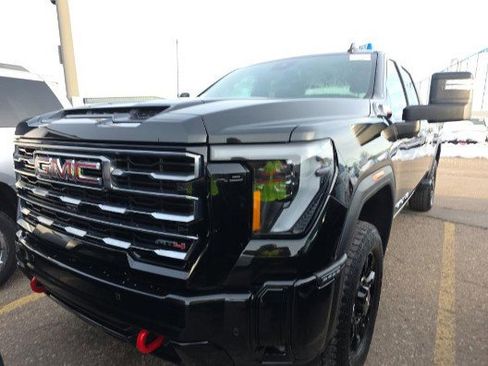 Used 2025 GMC Sierra 2500 AT4 image 2