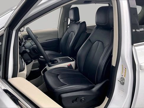 Used 2024 Chrysler Pacifica Touring-L FWD image 25