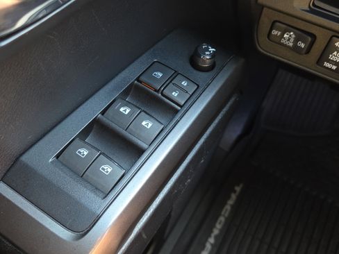 Used 2019 Toyota Tacoma TRD Sport w/ Technology Package image 21