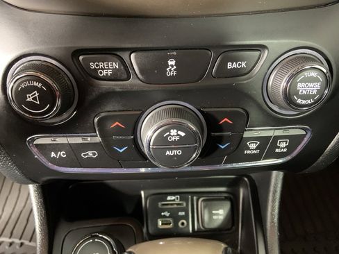 Used 2016 Jeep Cherokee Limited image 15