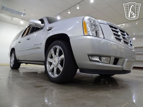 Used 2011 Cadillac Escalade ESV Premium image 23