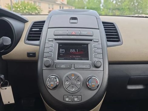 Used 2013 Kia Soul ! FWD image 25