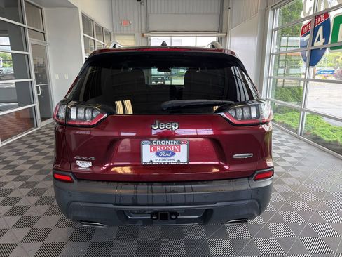 Used 2019 Jeep Cherokee Latitude Plus w/ Cold Weather Group AWD/4WD image 5