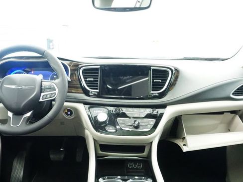 Used 2024 Chrysler Pacifica Limited AWD/4WD image 18