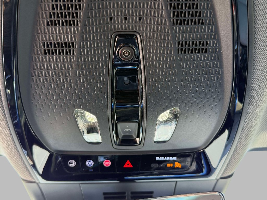 Used 2025 Cadillac Optiq Sport 1 w/ LPO, ONYX Package AWD/4WD image 25