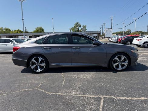 Used 2018 Honda Accord Touring image 4