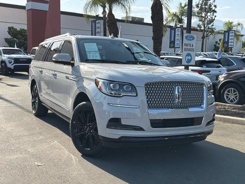 Used 2023 Lincoln Navigator L Reserve AWD/4WD image 3