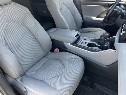 Used 2021 Toyota Highlander LE FWD image 11