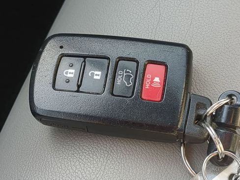 Used 2019 Toyota Highlander XLE AWD/4WD image 33