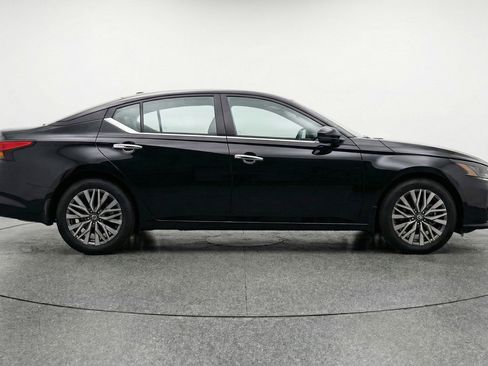 Used 2025 Nissan Altima 2.5 SV FWD image 11
