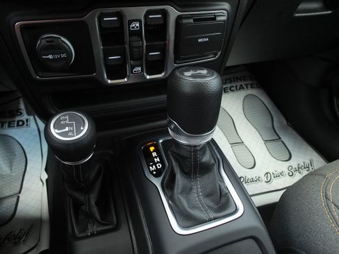 Used 2025 Jeep Wrangler Unlimited Sahara AWD/4WD image 24