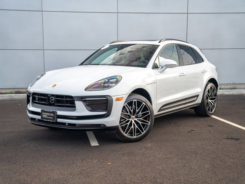 Used 2025 Porsche Macan image 1