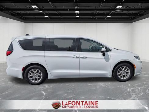 Used 2023 Chrysler Pacifica Touring-L FWD image 6