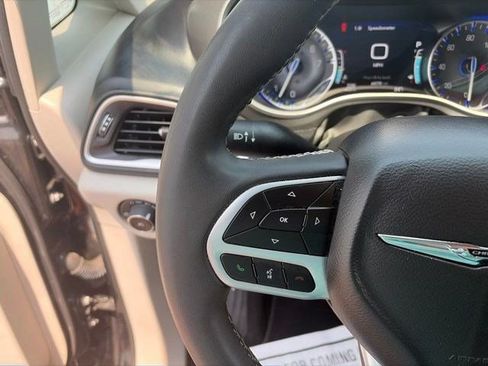 Used 2023 Chrysler Pacifica Touring-L FWD image 17