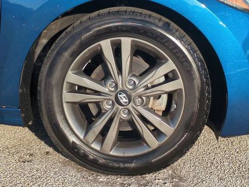 Used 2017 Hyundai Elantra SE image 11