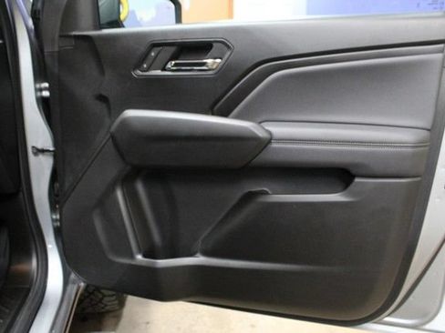 Used 2024 Chevrolet Colorado LT w/ LT Convenience Package II AWD/4WD image 9
