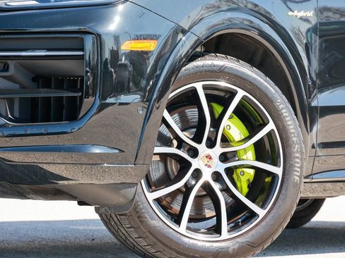 Certified 2025 Porsche Cayenne E-Hybrid Coupe image 16