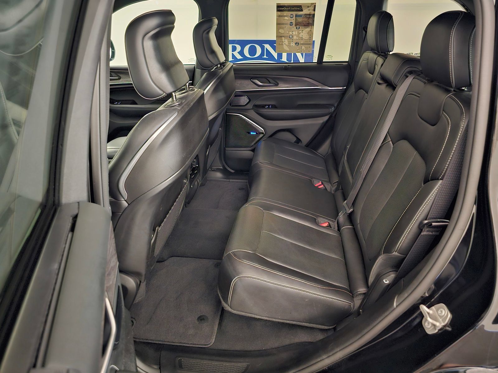 Used 2023 Jeep Grand Cherokee Overland w/ Luxury Tech Group IV AWD/4WD image 29