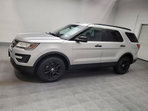 Used 2017 Ford Explorer FWD image 2