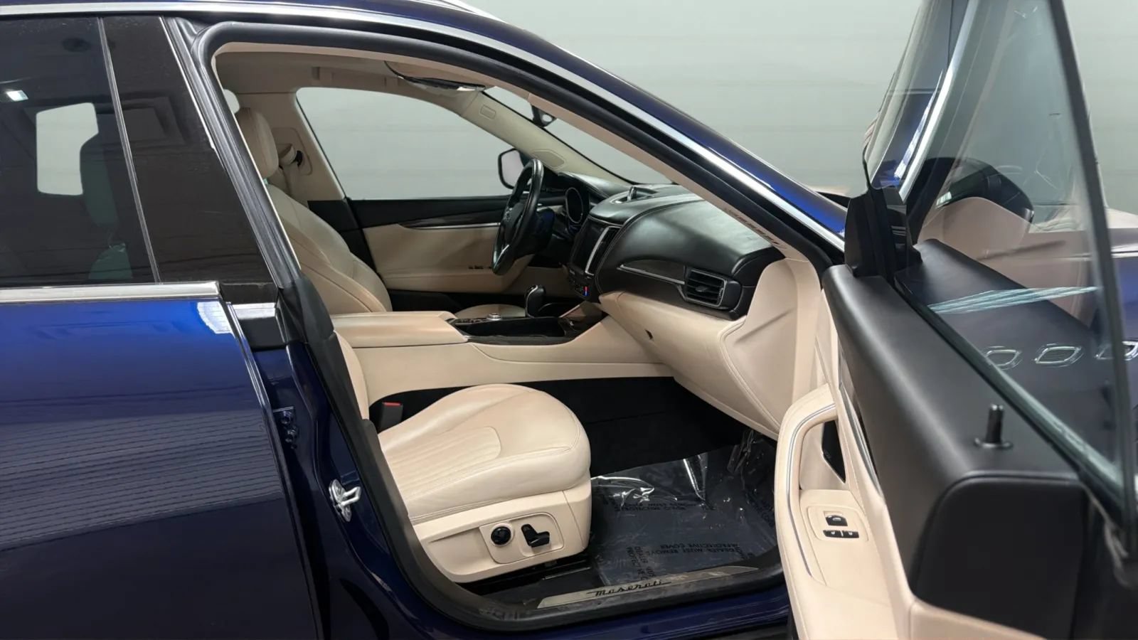 Used 2017 Maserati Levante w/ Luxury Package AWD/4WD image 22