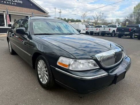 Used 2003 Lincoln Town Car Executive RWD image 9