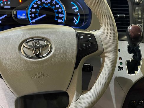 Used 2014 Toyota Sienna XLE image 21