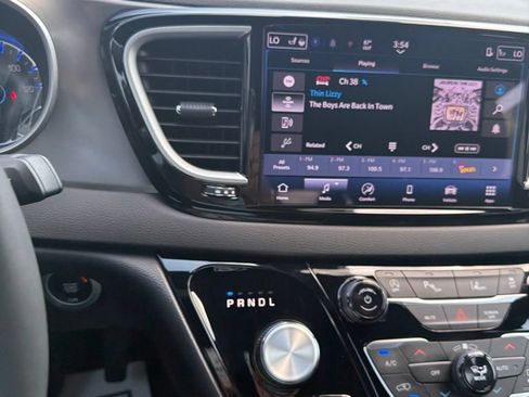 Used 2025 Chrysler Pacifica Select FWD image 10