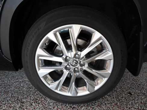 Used 2024 Toyota Highlander Limited FWD image 30
