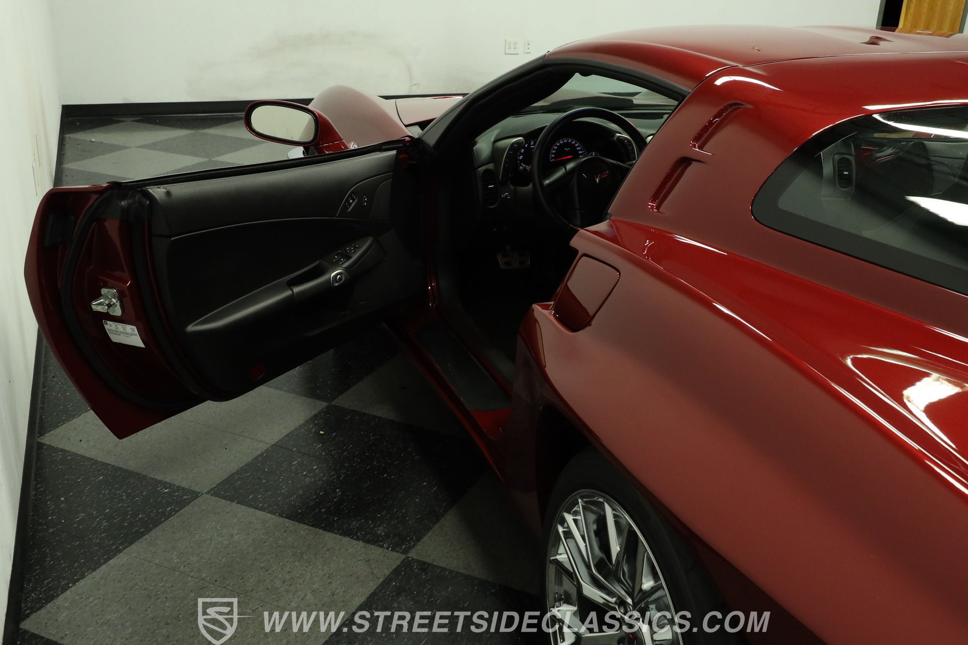 Used 2005 Chevrolet Corvette Coupe w/ Preferred Equipment Group RWD image 33
