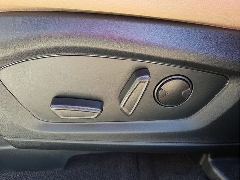 Used 2023 Ford Explorer Limited image 17