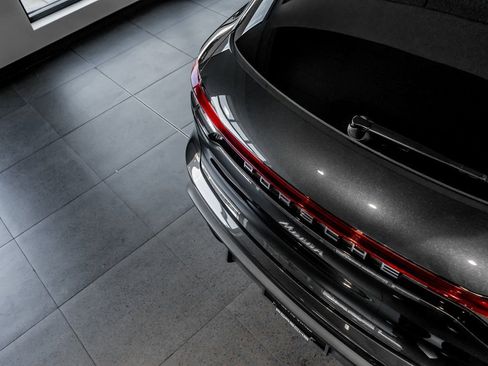 Certified 2025 Porsche Macan image 32