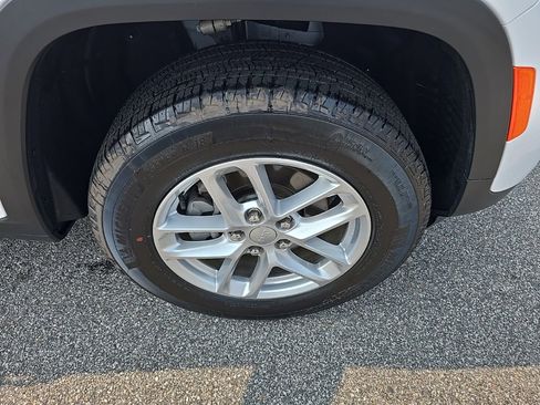 Certified 2025 Jeep Grand Cherokee Laredo X image 9