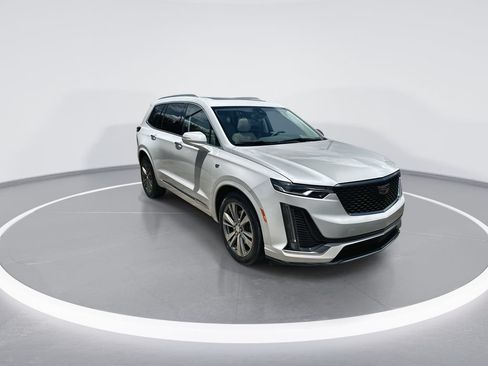 Used 2021 Cadillac XT6 Premium Luxury FWD image 2