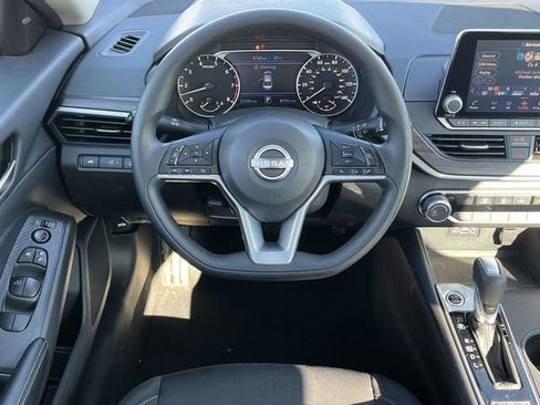 Used 2025 Nissan Altima 2.5 SV image 17
