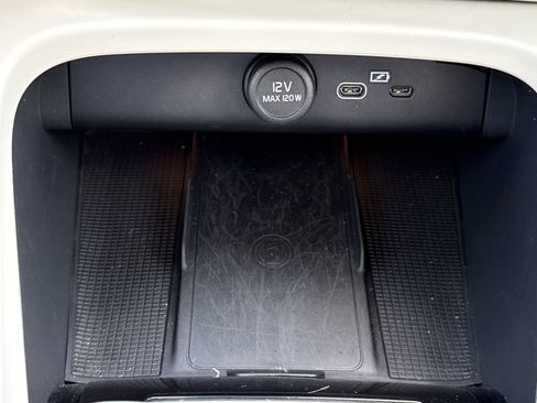 Certified 2024 Volvo XC40 B5 Plus AWD/4WD image 22