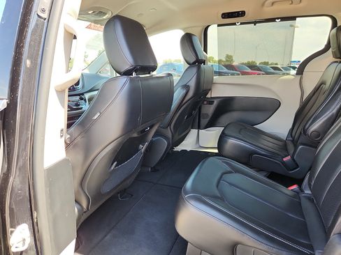 Used 2023 Chrysler Pacifica Touring-L FWD image 12