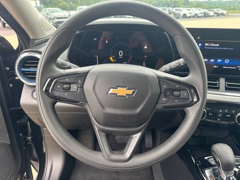 Used 2025 Chevrolet Trax LT FWD image 19