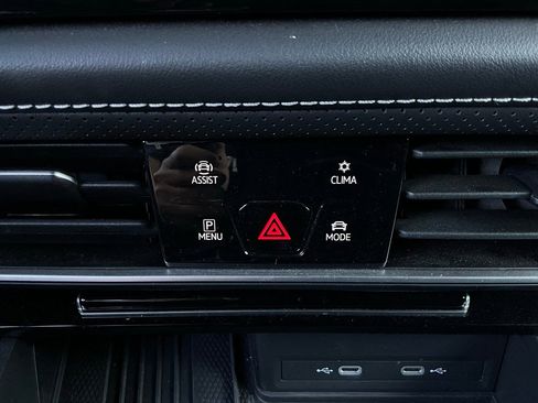 Used 2025 Volkswagen Atlas Cross Sport SE image 27