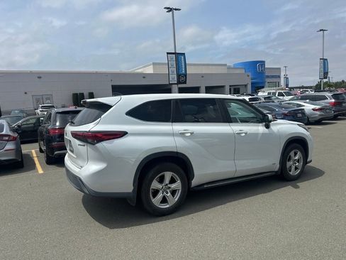 Used 2023 Toyota Highlander LE AWD/4WD image 3