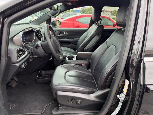 Used 2025 Chrysler Pacifica Select FWD image 13