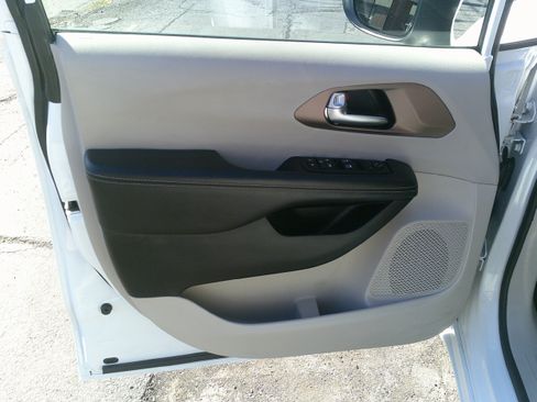 Used 2023 Chrysler Voyager LX FWD image 13